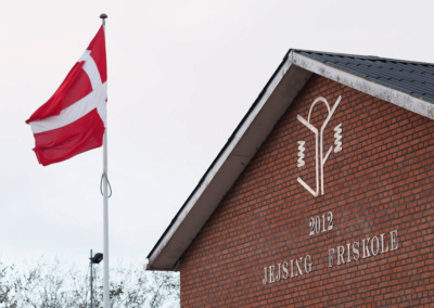 Billede af Friskolen og Danmarks flag