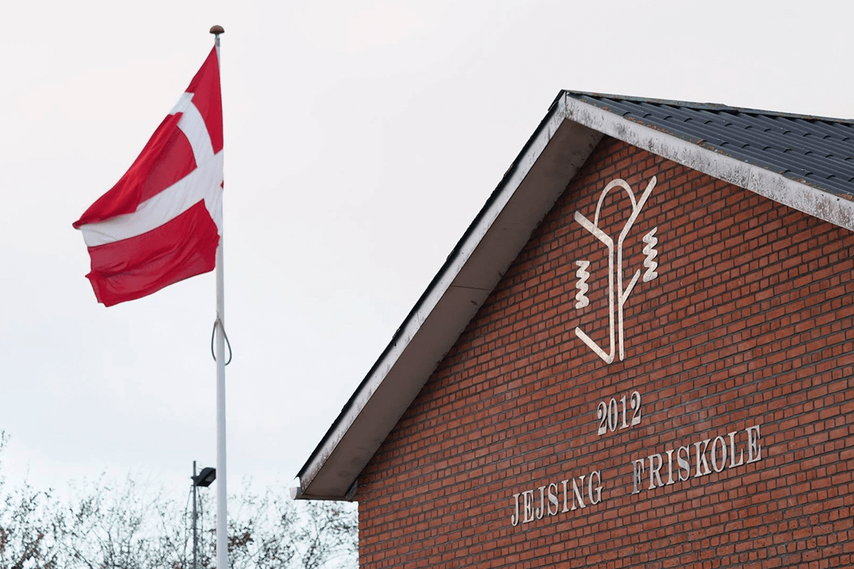 Billede af Jejsing Friskole Billede af Friskolen og Danmarks flag